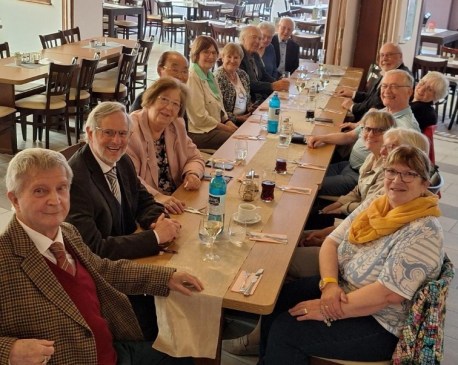 Beisammensein an einer großen Tafel