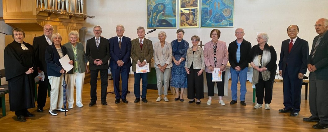 Die gruppe der Jubelkonfirmanden