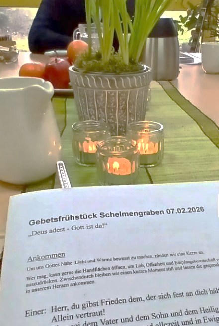 Kerzen, Obst, ein Kännchen und eine Textblatt