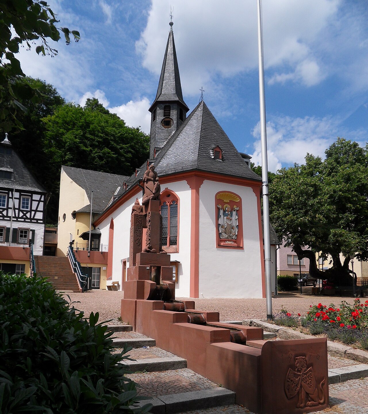 Ansicht der Kirche mit Brunnen im vordergrund
