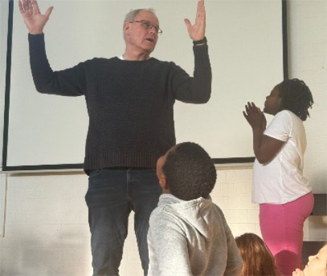 Pfarrer Falk mit Kindern