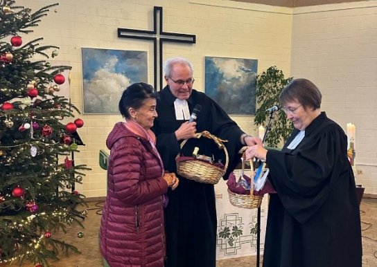 Geschenke werden überreicht