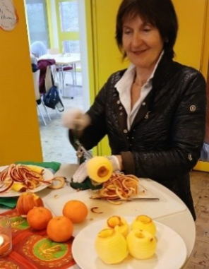 Eine Apfelschälmaschine im Einsatz