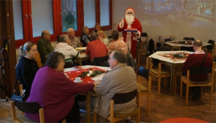 Nikolaus spricht vor einer Gruppe