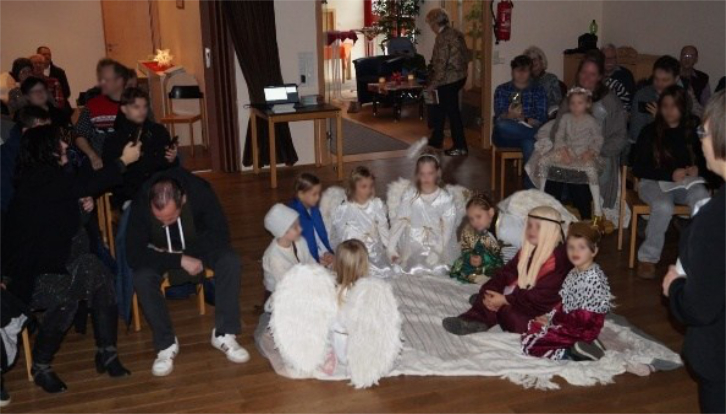 Kinder führen das Krippenspiel auf