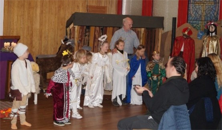 Kinder führen das Krippenspiel auf