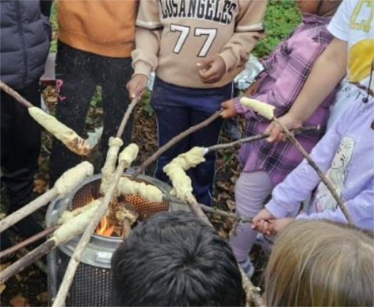 Stockbrot über dem Feuer